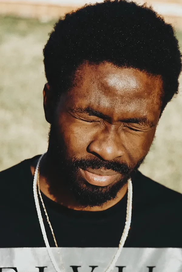 Portrait d'un homme noir qui fronce les yeux